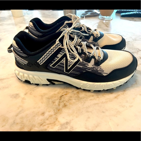 New balance 410 v6. Black and white NWOT. Size 10.5 - Picture 2 of 6